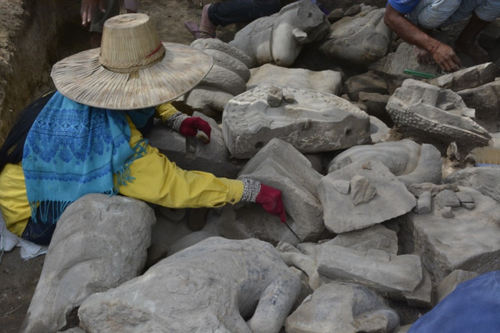 Angkor Wat, Excavation of Buddha pit.